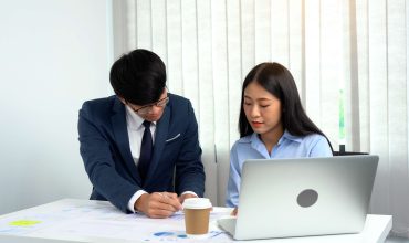 Người đi làm thì nên học TOEIC hay IELTS để phục vụ cho công việc