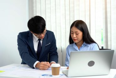 Người đi làm thì nên học TOEIC hay IELTS để phục vụ cho công việc